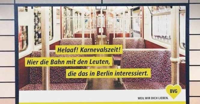 Ein leerer Anteil und Aufschrift: Helaaf! Karnevalszeit! Hier die Bahn mit den Leuten, die das in Berlin interessiert.
