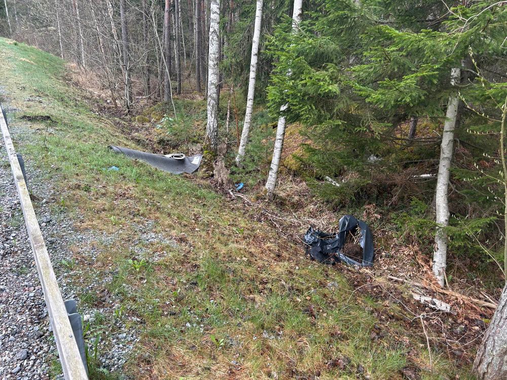 Tre bilder som visar avfall som är dumpat i naturen