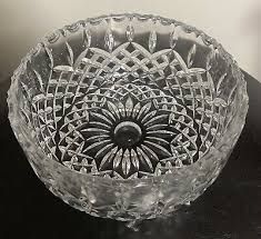 Crinkly glass bowl, sharp patterns like a flower, very 80s decorative glassware imo, i dont actually know the period but its pretty cool imho. not tinted this time, but the image is kinda fuzzy.