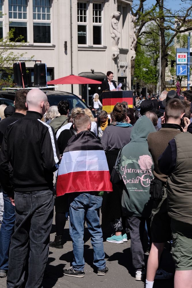 Teilnehmer einer rechten Demo mit Reichskriegsfahne