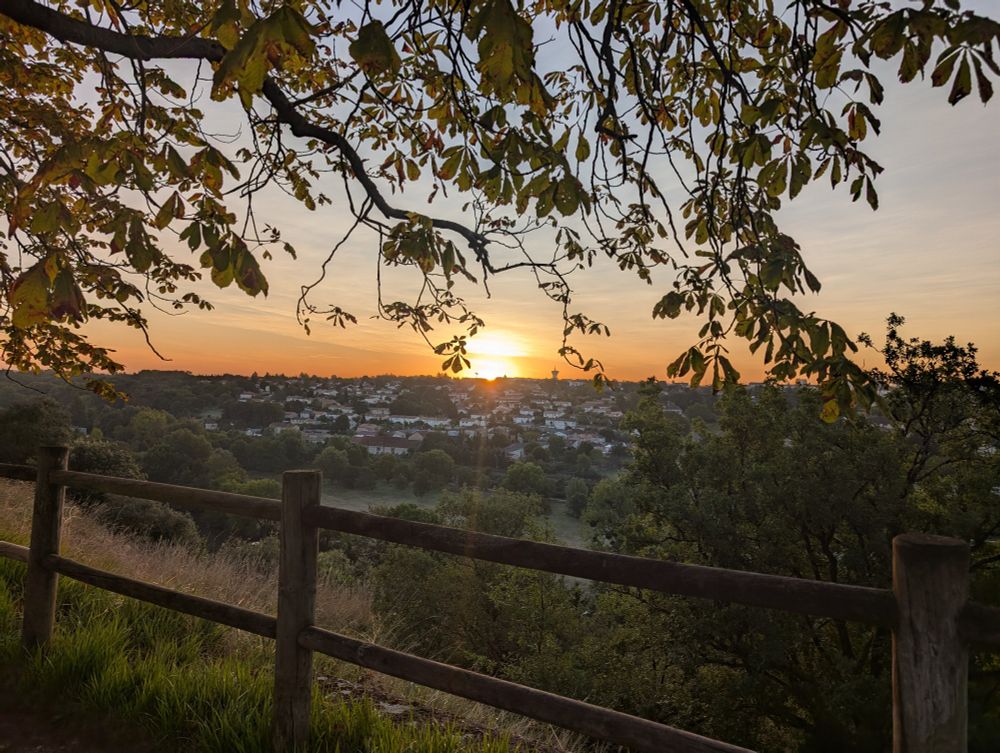 Lever du soleil sur la vallée du Clain vue du porteau 
