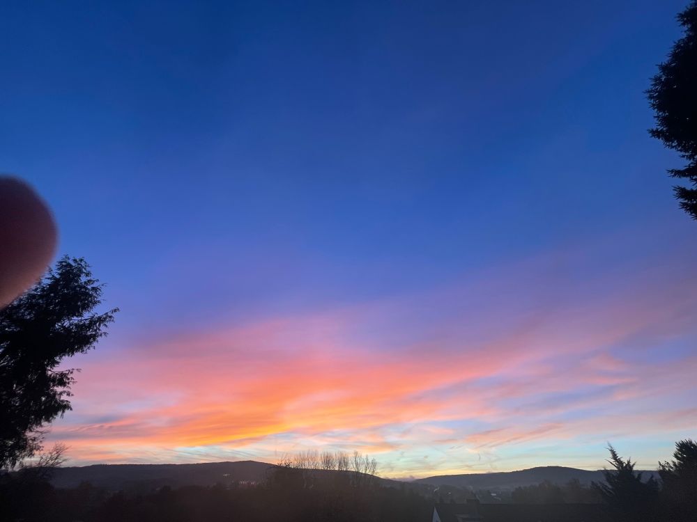 Sonnenaufgangsorange an azurblauem Himmel