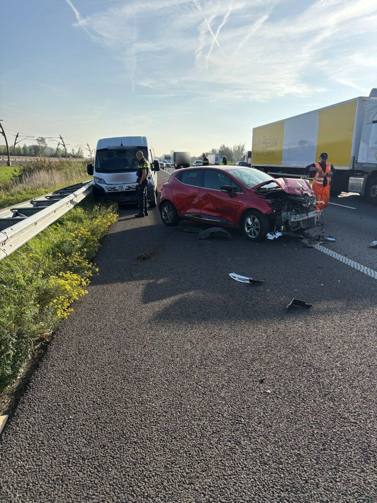Een auto en een bestelwagen staan bij Arkel op de A15 op de vluchtstrook na een ongeval
