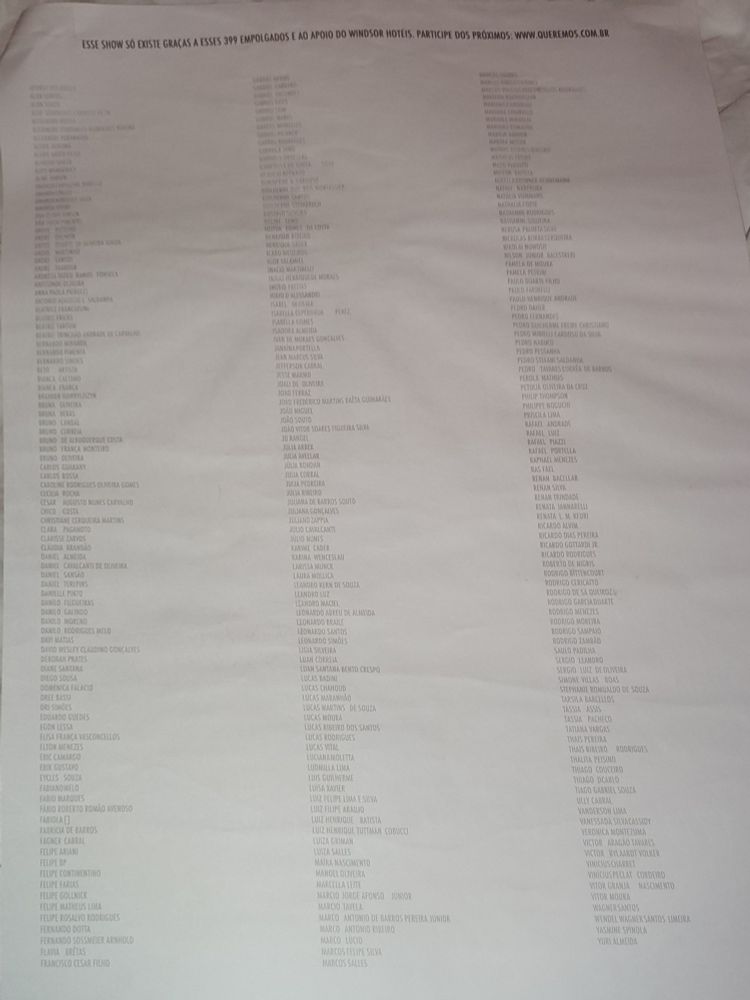 Lado posterior, com o nome de 399 financiadores do projeto queremos, de financiamento coletivo de shows. 