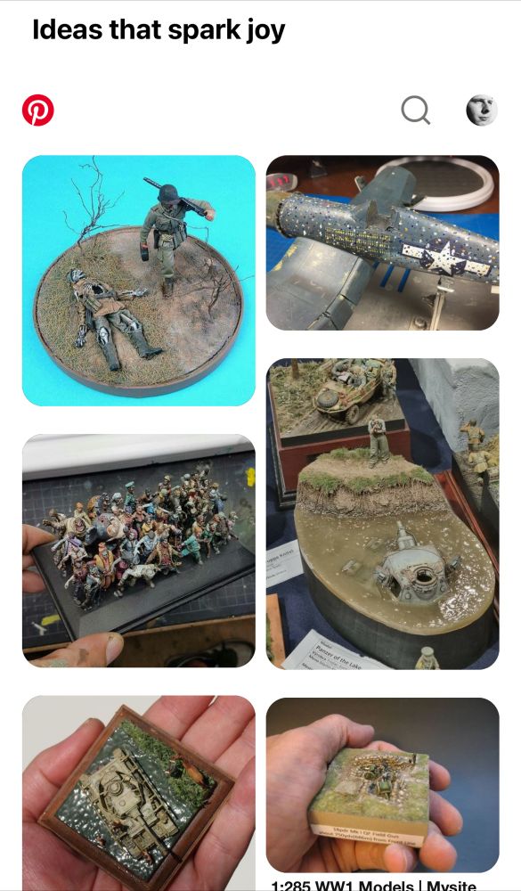Screenshot på förslag på saker att gilla från pinterest med rubriken ideas that spark joy. Alla förslagen är modellfigurer med krigstema. Längst upp till vänster en amerikansk soldat från andra världskriget som går förbi ett lik från en tysk soldat där bara uniformen och skelettet är kvar.