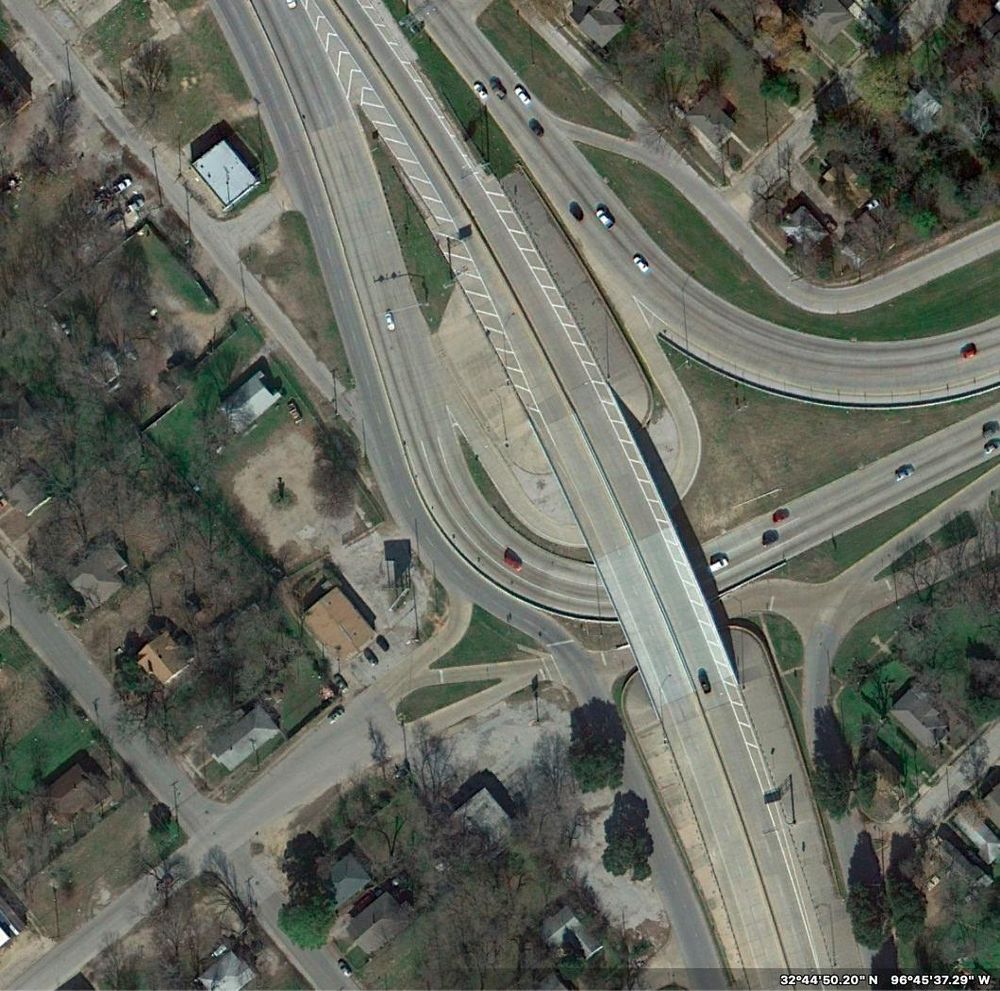 A 2009 aerial photo of S M Wright Freeway & US 175 junction. Here Wright is an elevated freeway while 175 still isn't. West of the interchange are city streets and a neighborhood.
