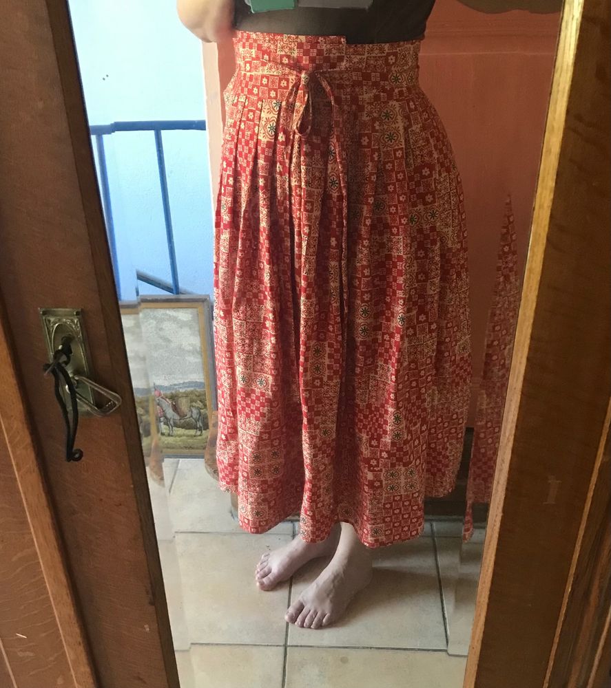 Jupe portefeuille rouge et crème cousue ce printemps et portée aujourd’hui pour le premier jour de #memademay