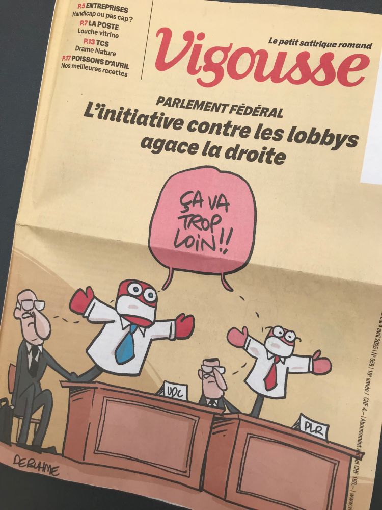 Couverture du journal Vigousse, avec un dessin de presse dénonçant l’implication des lobbys dans la politique suisse. Texte : Parlement fédéral : l’initiative contre les lobbys agace la droite. Image: deux politicien marionettes sont manipulées par des hommes en costard gris. Les marionettes estampillées UDC et PLR disent en chœur : Ça va trop loin!