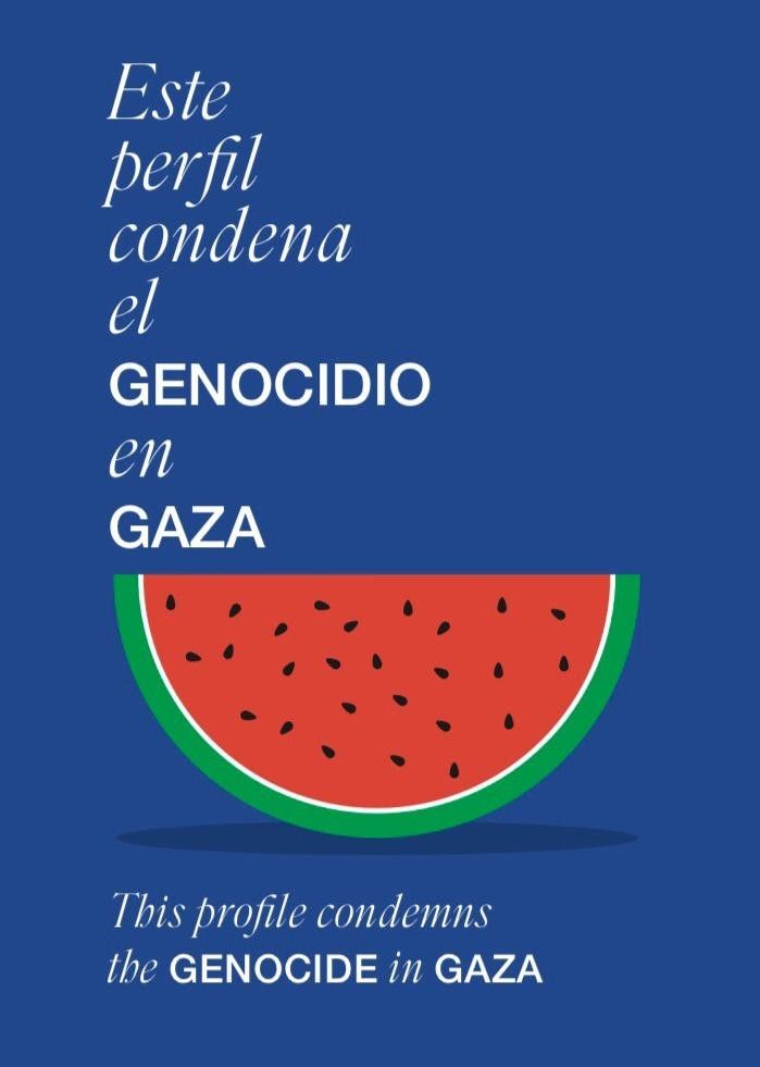 Cartel, en fondo azul liso, con un dibujo de una sandía y el texto "Este perfil condena el genocidio en Gaza", en español e inglés.