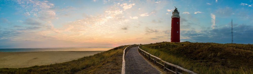 Der Leuchtturm Vuurtoren an der Nordspitze von Texel bei Sonnenaufgang 

Juli 2018, Panorama aus 8 Fotos