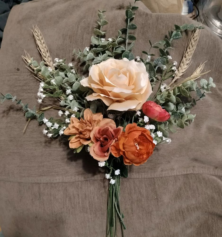 Faux flower bouquet setup to help the wedding party across the country figure out some design details. Although the faux flowers are not the species wanted by the wedding party, the layout & colour were most important...