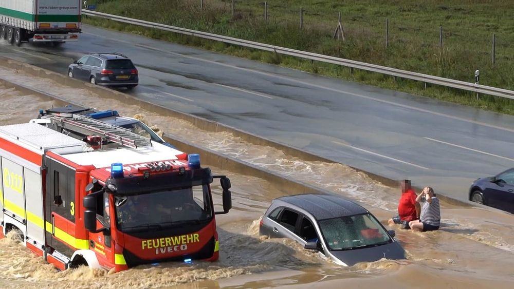 Autobahn wurde plötzlich zum See – A2 bei Beckum nach Unwetter wieder befahrbar