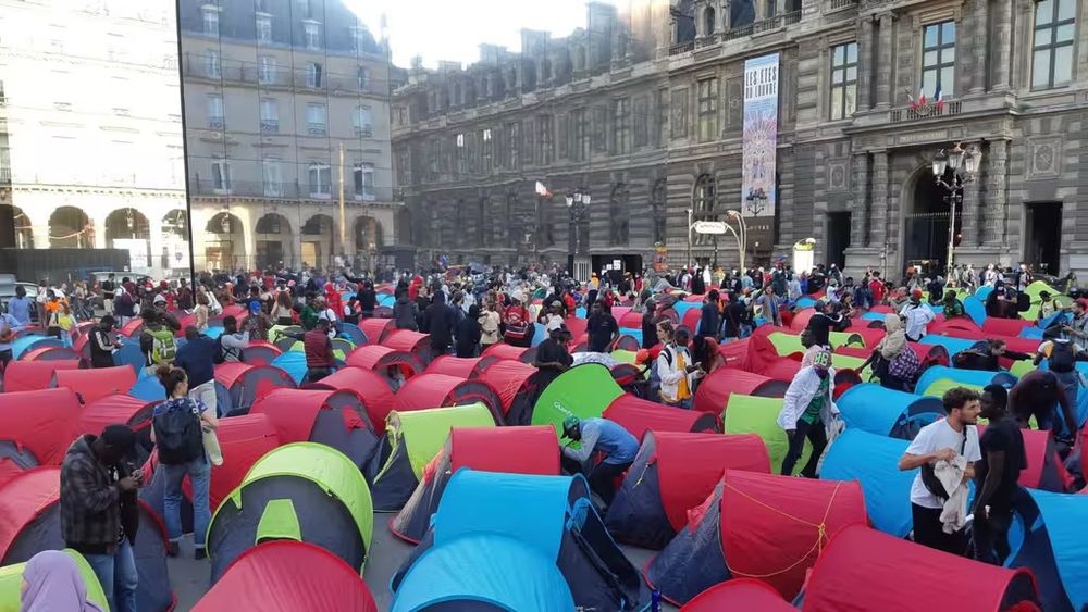 Manifestations avec de migrants et leurs tentes devant la mairie de paris 