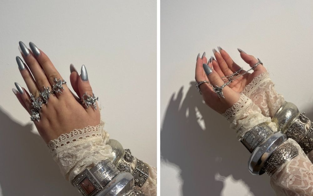 Praying hands, bonded together by a pair of rings that, once the wearer tries to undo the pose, spikes pierce their fingers. The rings are connected by chains, not allowing the wearer to pull their hands apart.