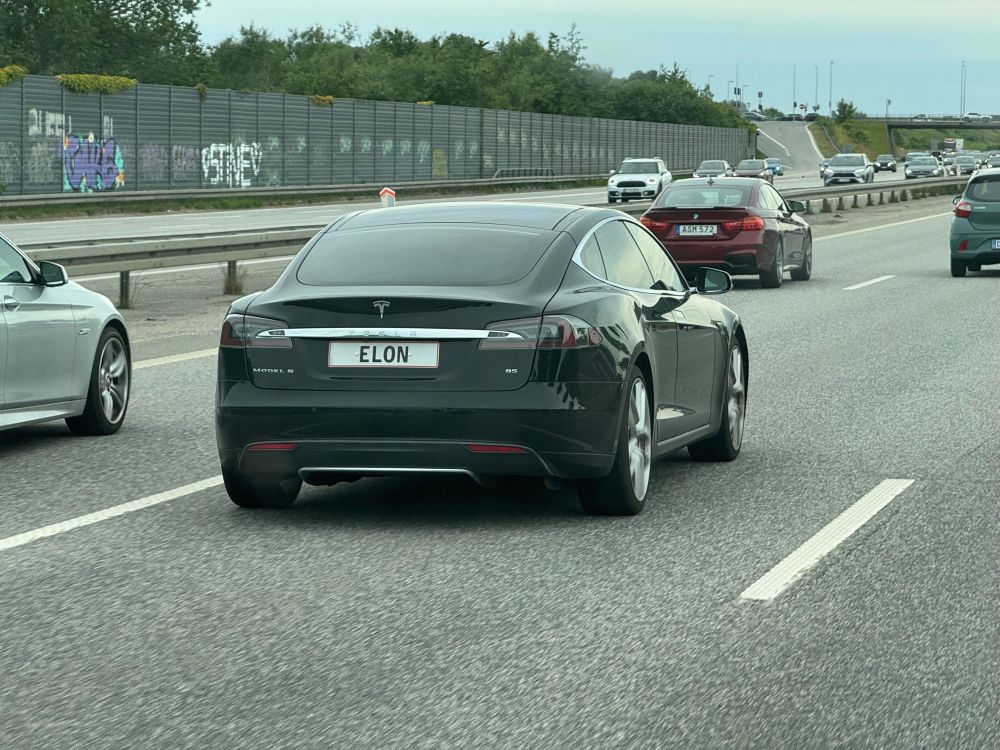 Foto eines Tesla Model S mit dänischem Vanity-Kennzeichen „ELON“ auf einer Autobahn. 