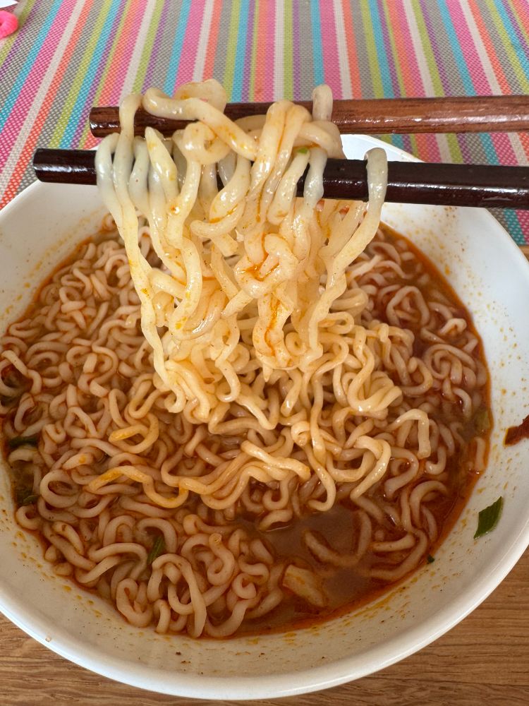 Zubereitete Ramen am Esstäbchen