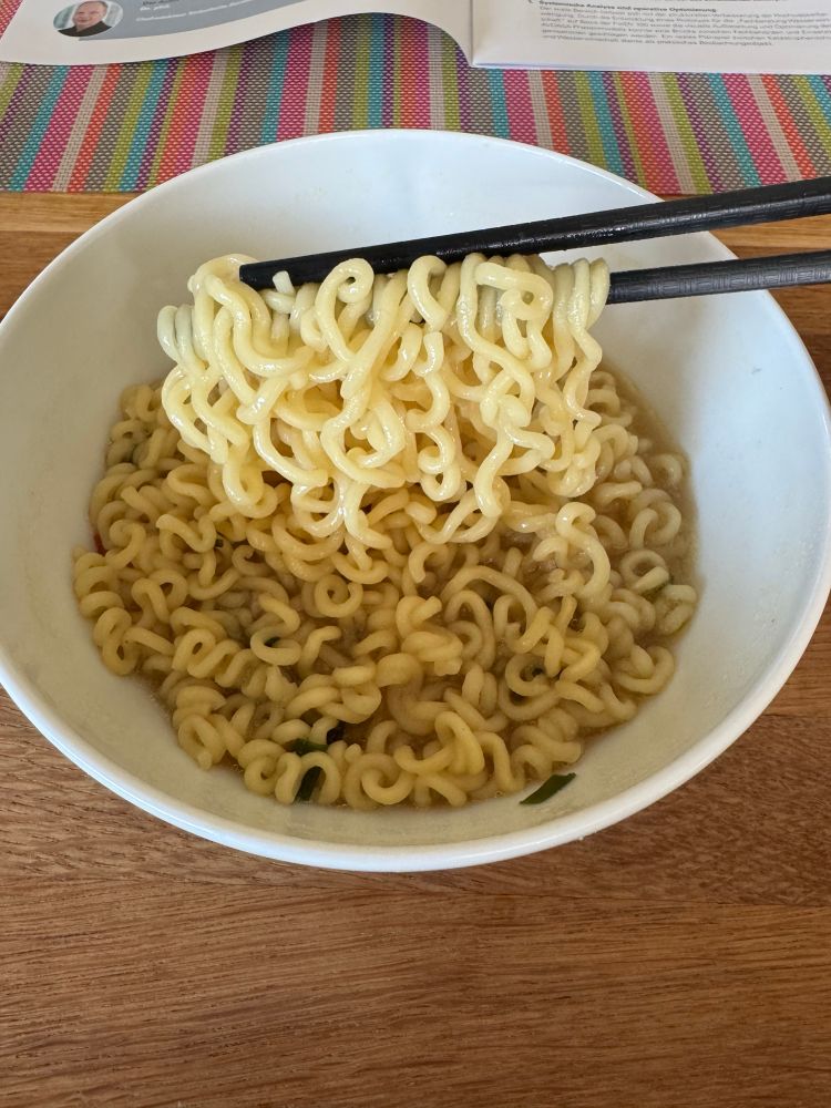 Ramen auf Essstäbchen