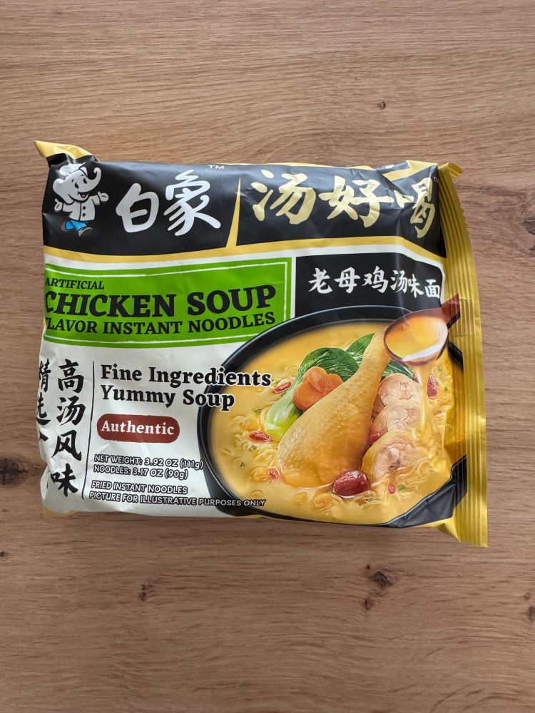 Päckchen Instant Ramen. 
Artificial Chicken Soup