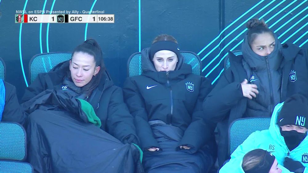 Esther González on the bench cold as hell