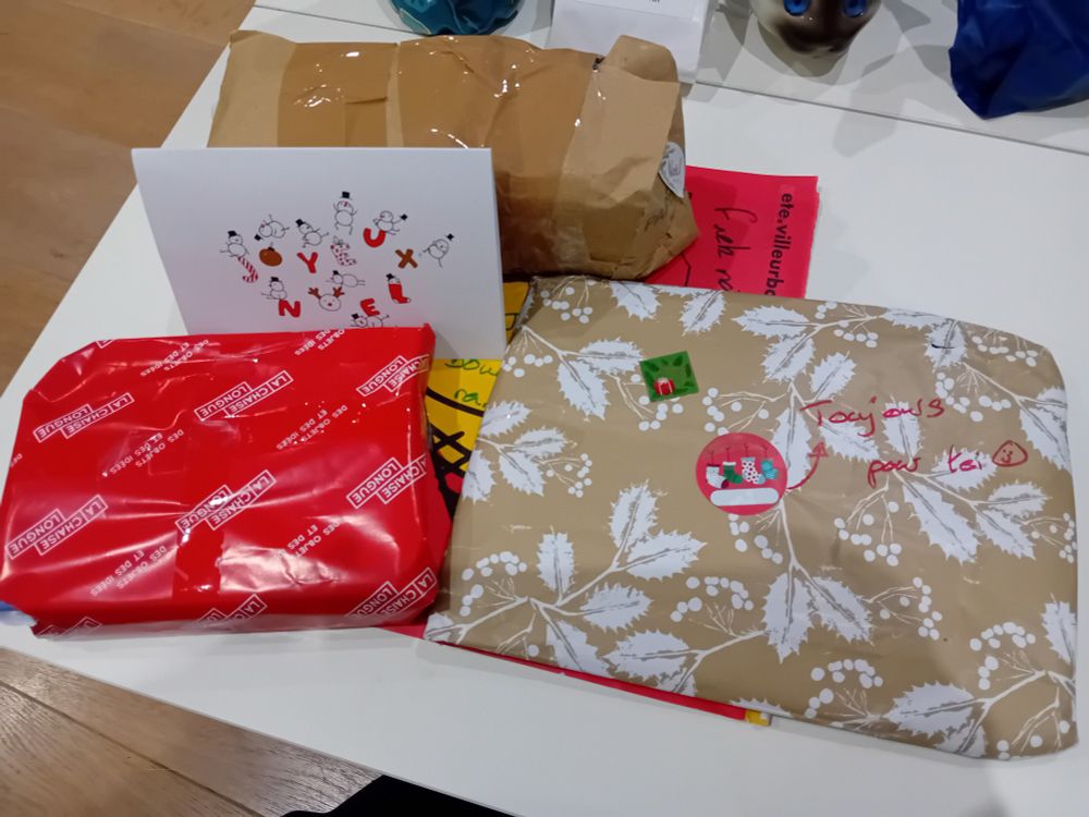 3 paquets cadeaux et une carte joyeux Noël