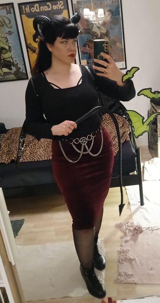 Frau in Dämonen Outfit mit weißen Kontaktlinsen 