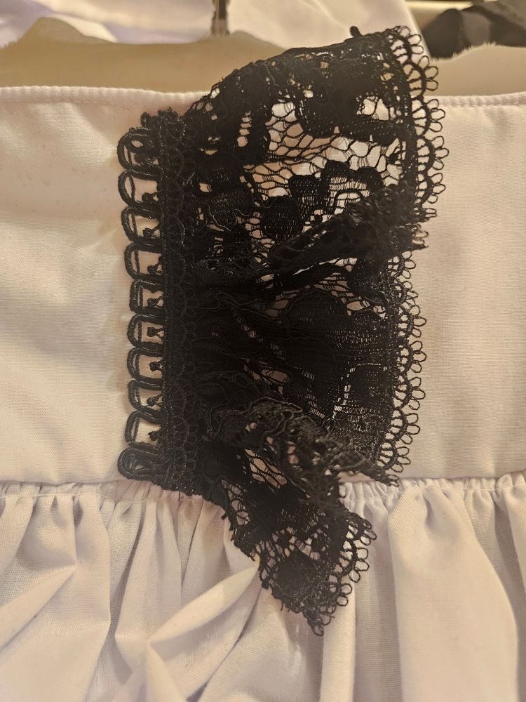 The same lace and loop assembly but with small scalloped lace sewn in the middle, on the seam between the two other trims