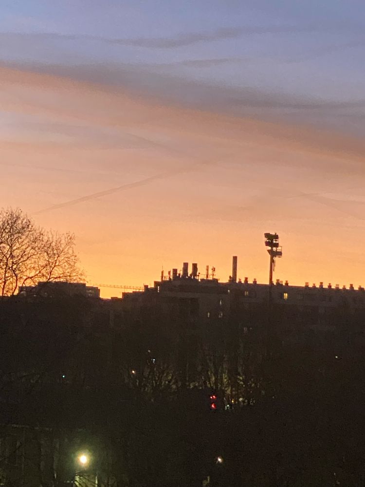 Dégradé de rose avec quelques nuages au levé du soleil. 