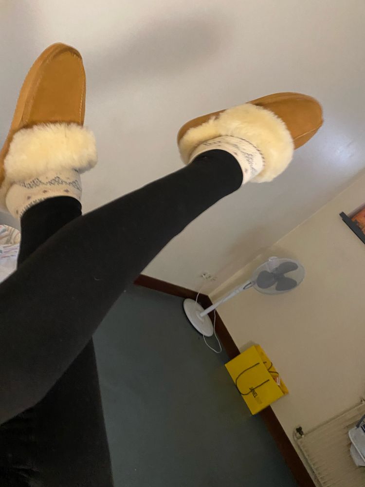 Photo du dit legging avec chaussettes chaudes et chaussons qui vont puer fissa