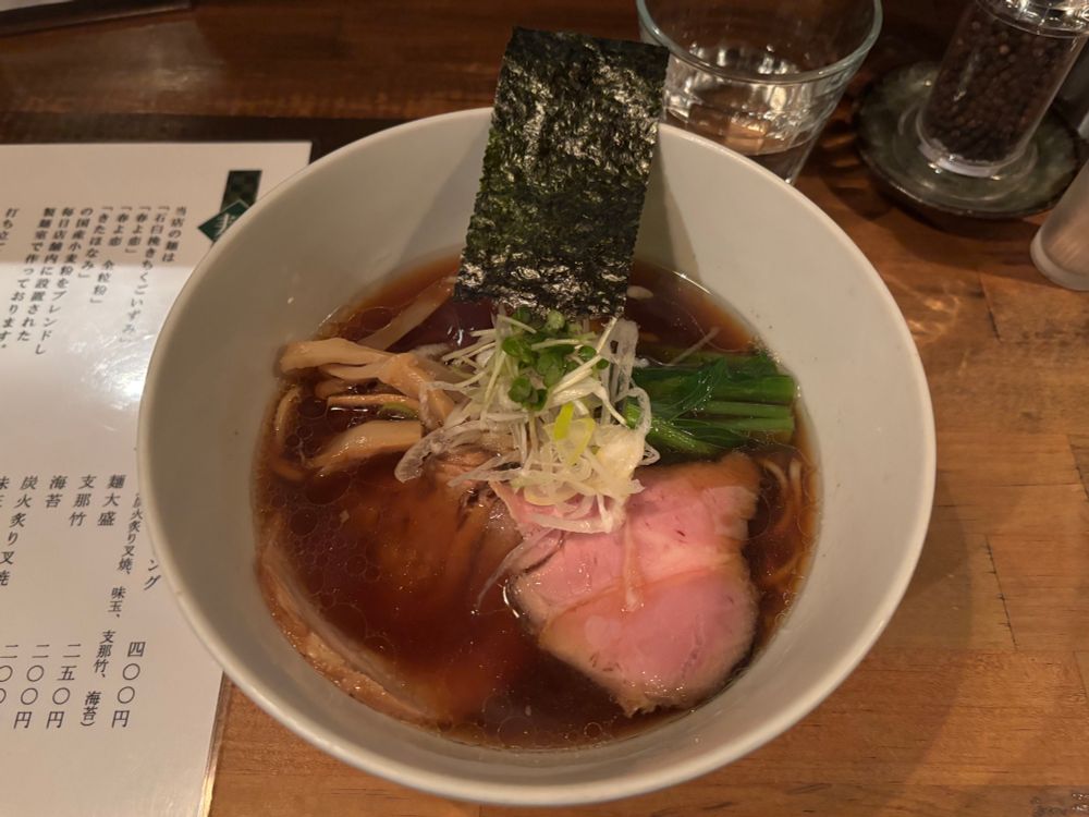 東京日本橋のラーメン屋、なな蓮の支那そばの写真。おいしそう。