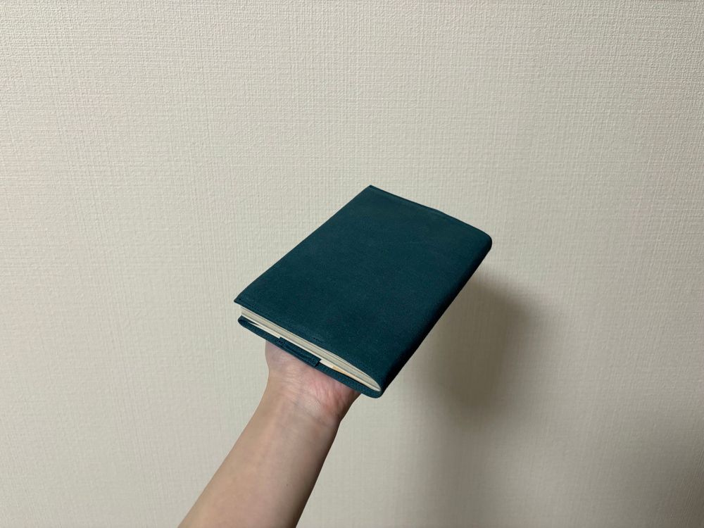 ブックカバーをつけた文庫本の写真。