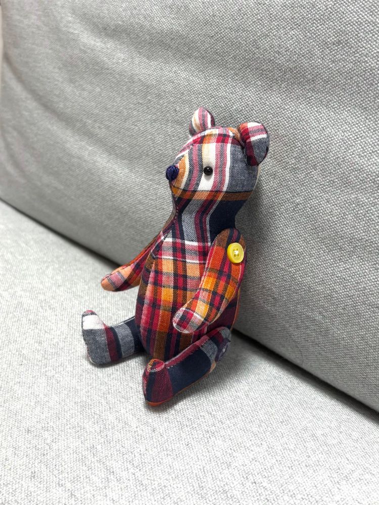 くまのぬいぐるみの写真（斜め横から）。