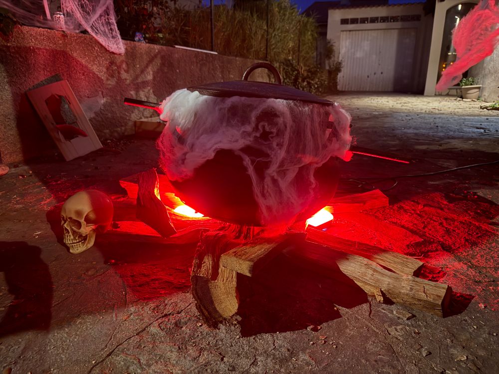 Un chaudron avec de la fumée pour Halloween 