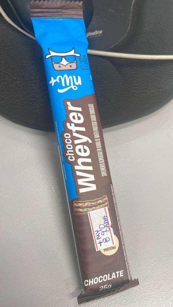 Foto de um barra de “choco wheyfer” da marca Mu, um suplemento alimentar em barra de wafer proteico sabor chocolate  