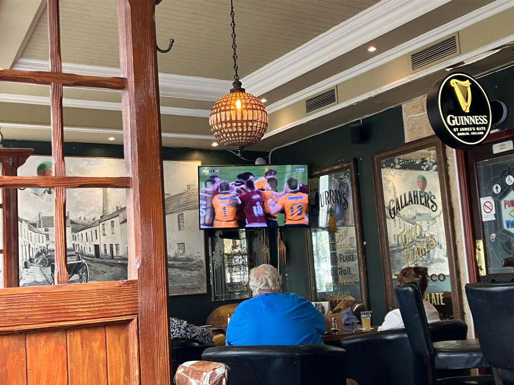 Des gens qui regardent un match de rugby être l’Australie et les Lions 