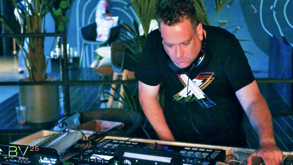 Teo is spinning some tunes.