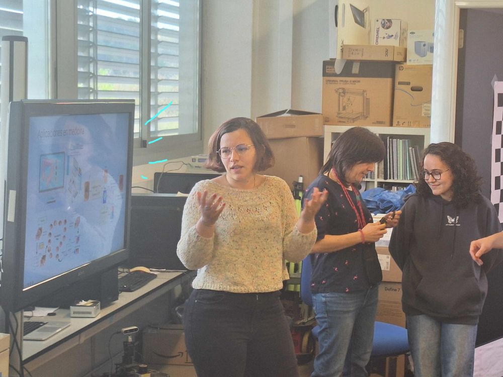 PhD students Clara Tomasini (left) and Nerea Gallego (right) with Professor Ana Cristina Murillo (center) explaining our medical imaging work lines, like endoscopy navigation and sleep monitoring. 