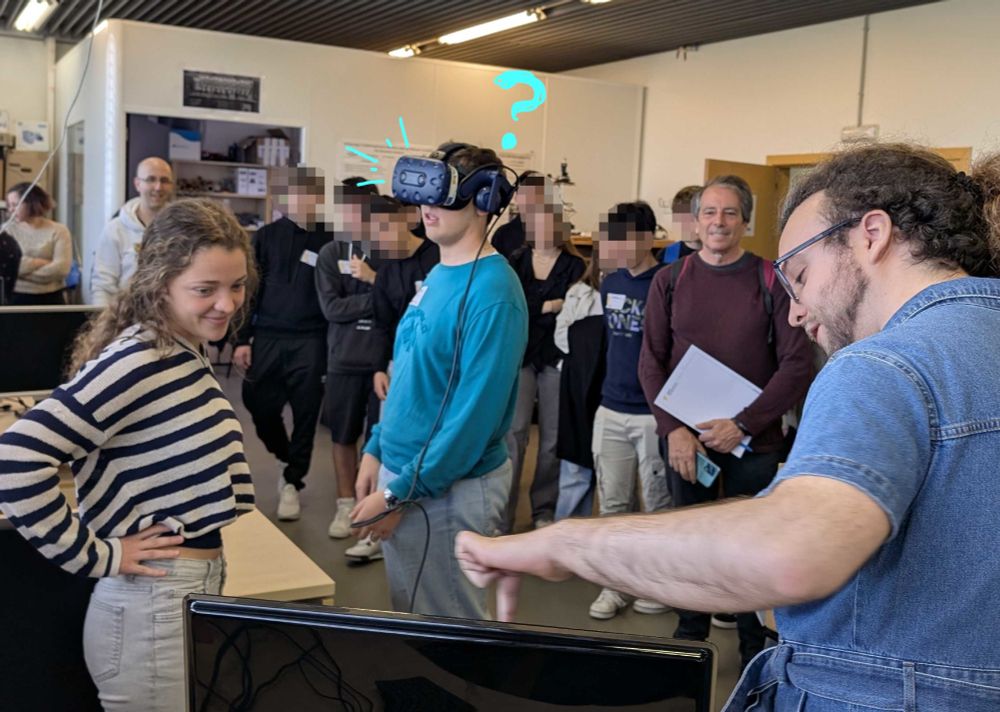 PhD students María Peribañez (left) and Miguel Marcos (right) explaining how prosthetic vision works through a VR simulation.