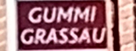 ein extrem pixeliges schild mit der aufschrift gummi grassau