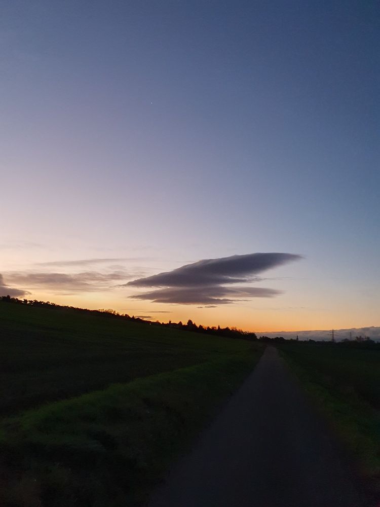 Sonnenaufgang über einem Hügel am frühen Morgen
