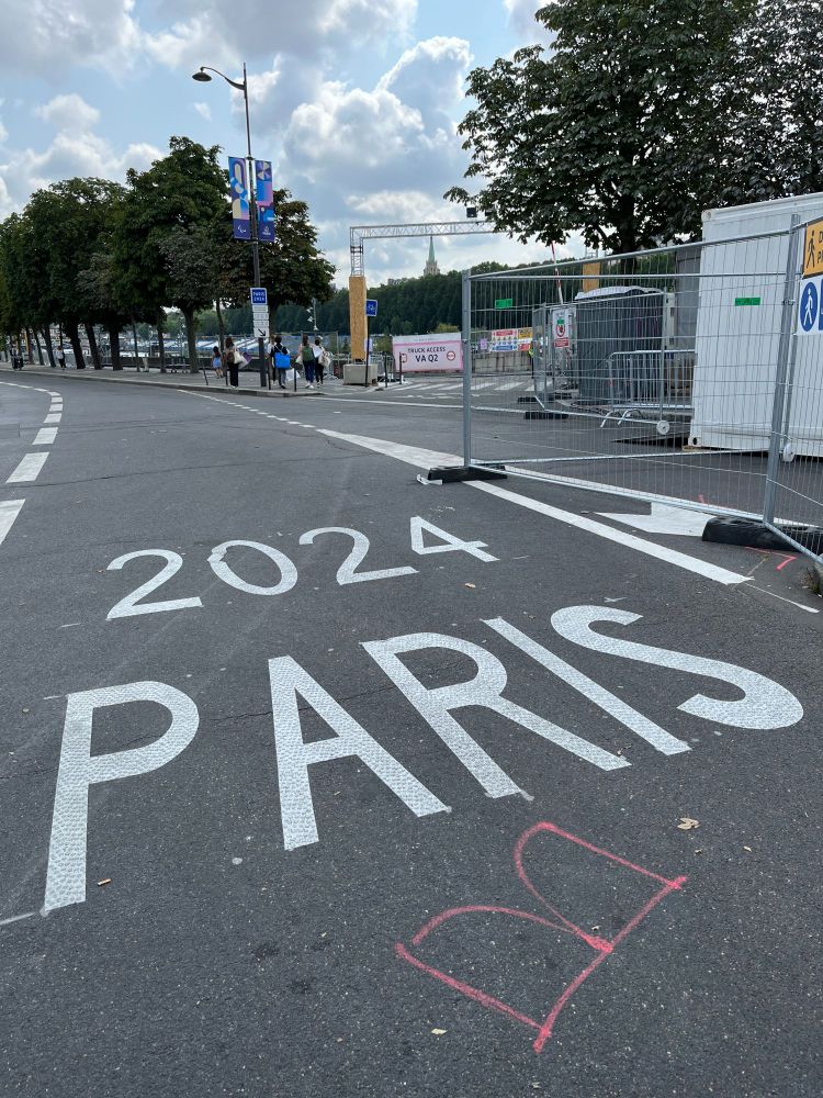 セーヌ川右岸のアルマ広場近くの道路に記された「2024 PARIS」の文字。26日の開会式に向けて交通規制が敷かれていました