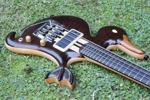 Uma guitarra em formato de pato, fazendo um trocadilho de qualidade extremamente duvidosa com a marca Gibson Les Paul 