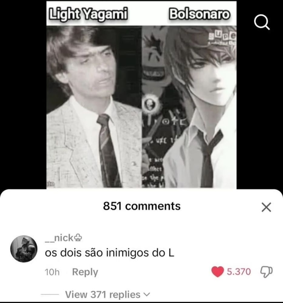 Uma foto do Bolsonaro e do personagem de anime Light Yagami e um comentário dizendo "os dois são inimigos do L" 