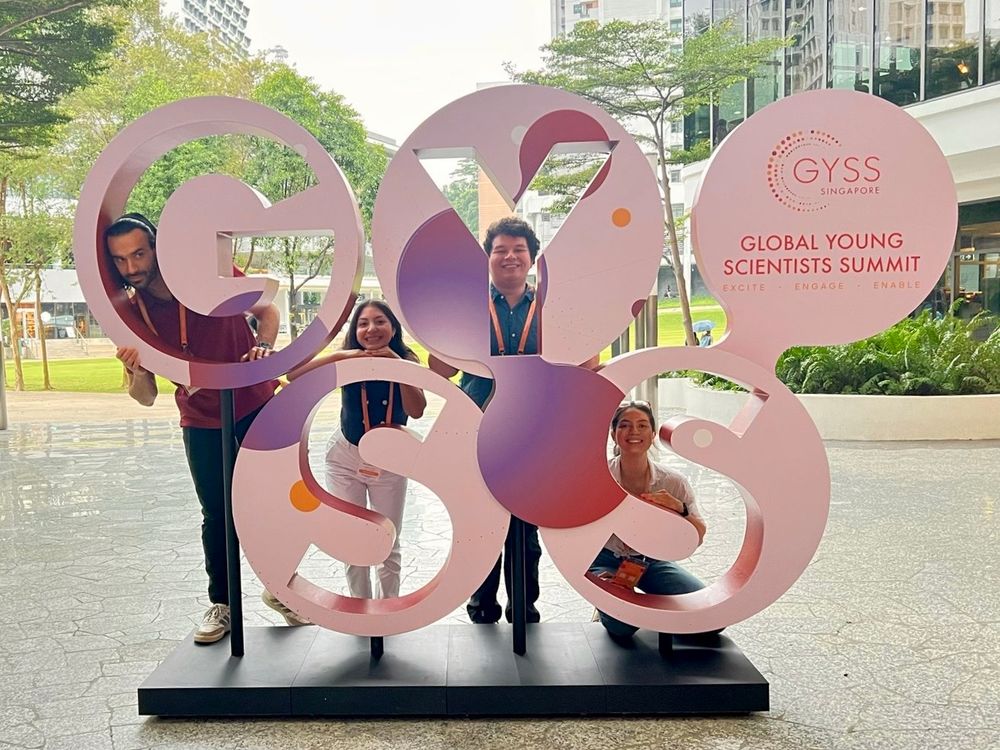The Oxford delegation with the GYSS sign at NUS.