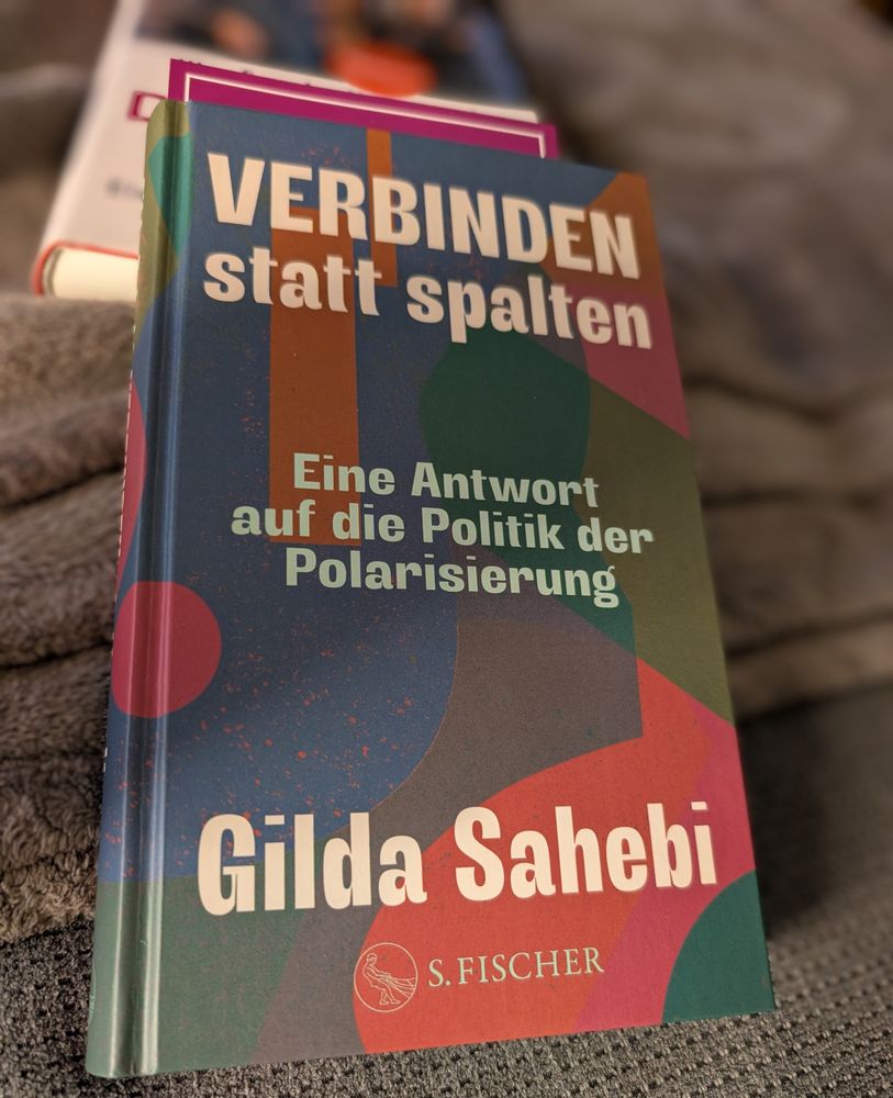 Buchcover von Verbinden statt spalten von Gilda Sahebi, Eine Antwort auf die Politik der Polarisierung 