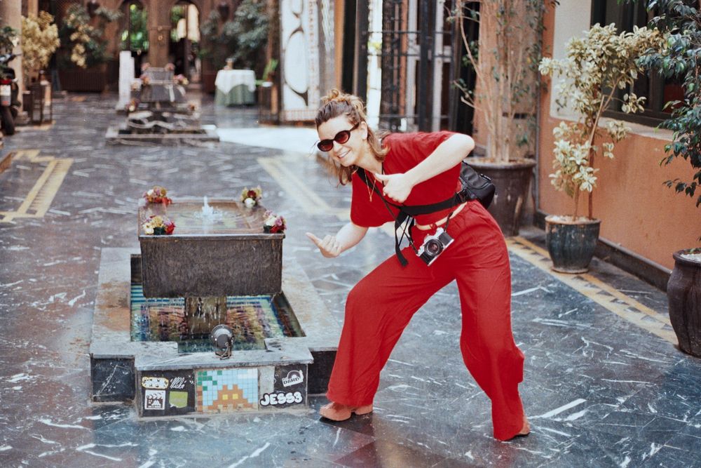 Ma soeur qui prend la pose à côté d'un space Invaders à Gueliz à Marrakech 