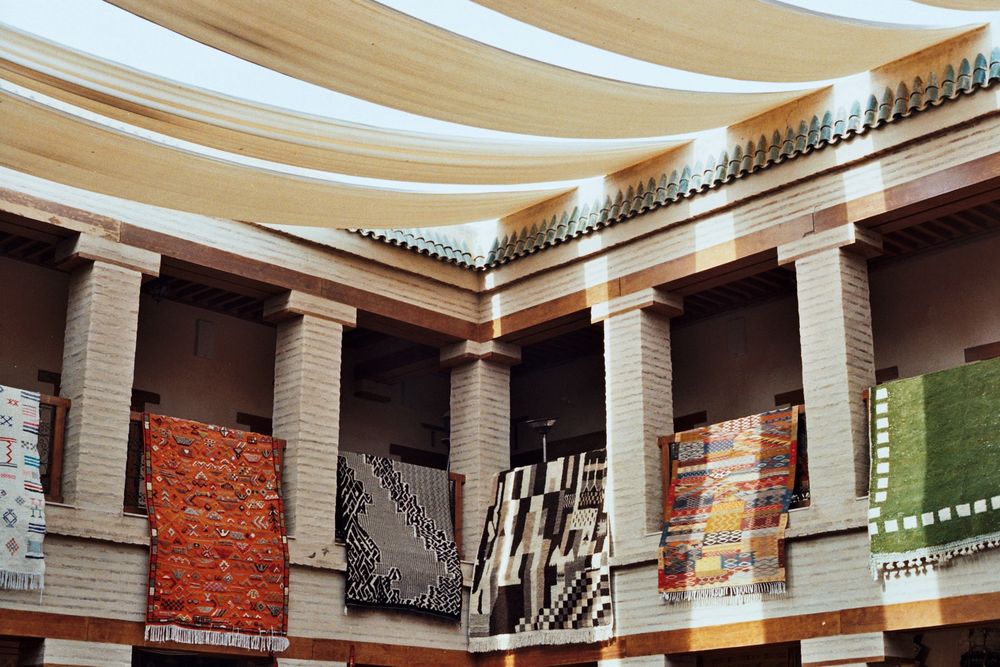 Une cour intérieure transformée en magasin de tapis dans la médina de Marrakech 
