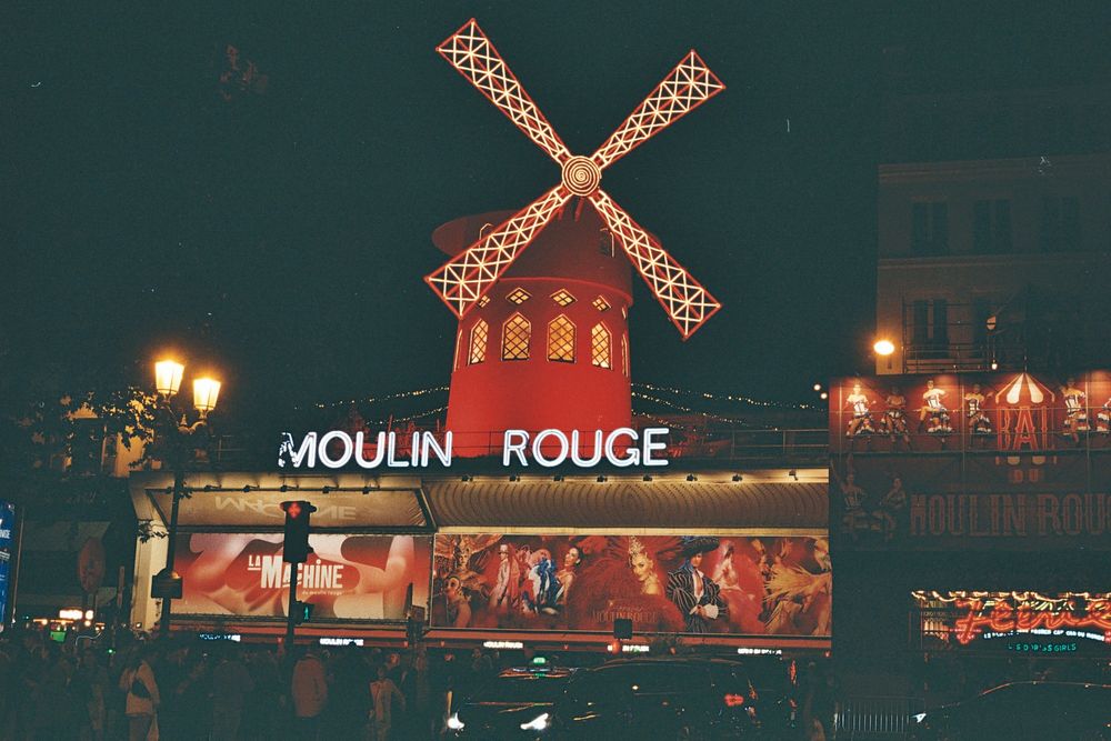 La Moulin rouge à Paris pris de nuit 