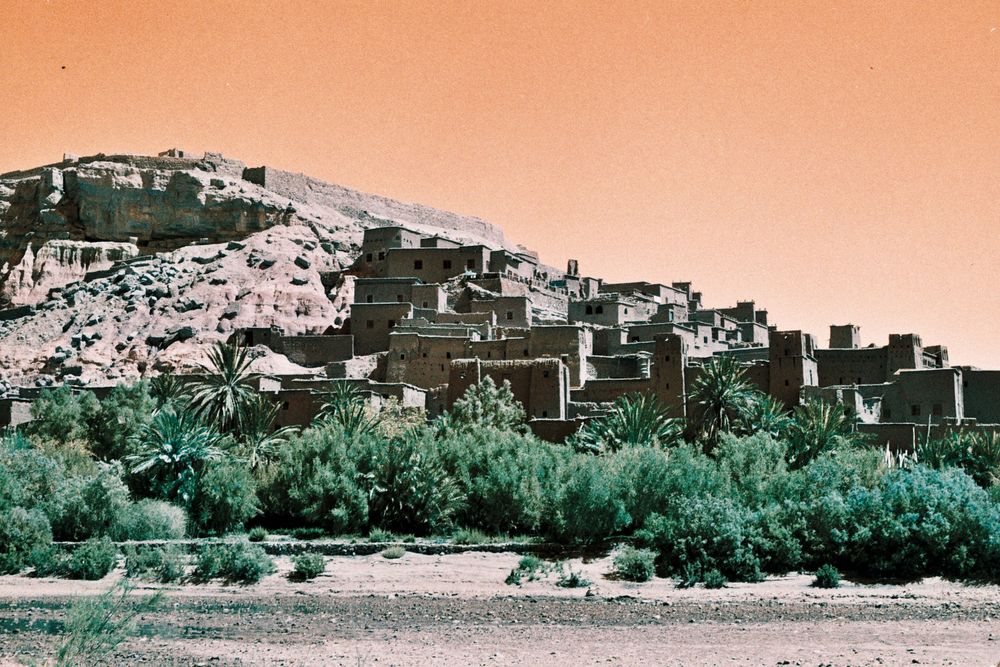 La forteresse de Ait Ben Haddou prise de l'autre côté de la rive au milieu du désert près de Ouarzazate 