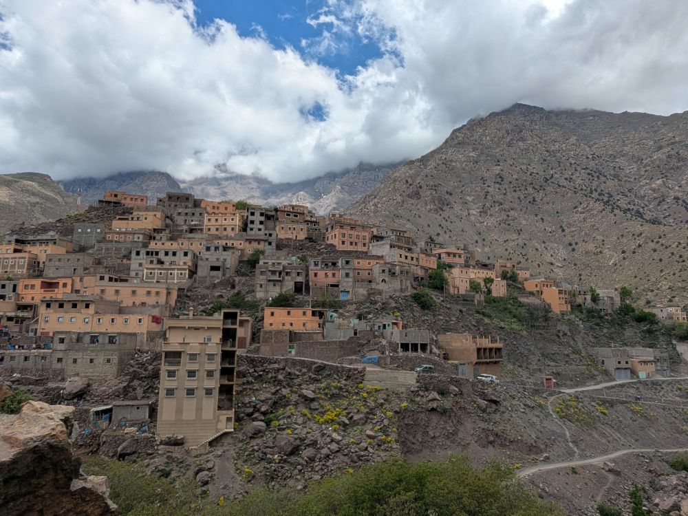 Village berbère dans la vallée de Imlil, paysage de montagne rocheuse et petit village dans les nuages