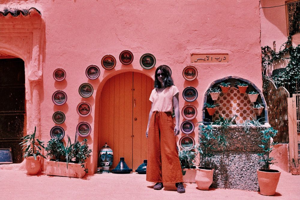 Ma soeur devant une porte très décorée dans les rues de Chefchaouen 